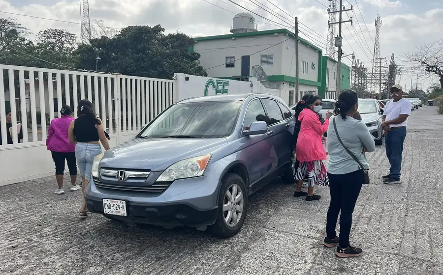 Habitantes de Juchitán bloquean el acceso a las oficinas de la superintendencia de la CFE como protesta por los constantes apagones.