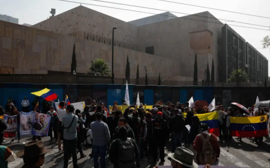 Manifestantes se reúnen para una protesta contra Donald Trump frente a las instalaciones de la embajada de Estados Unidos en México.