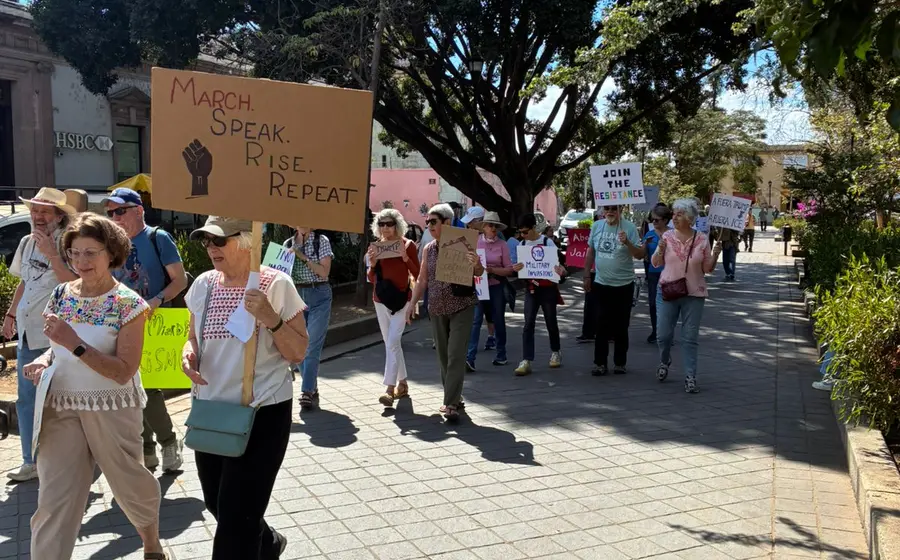 Integrantes de Democrats Abroad se manifiestan en el Paseo Juárez El Llano en protesta por la política migratoria del presidente Donald Trump.