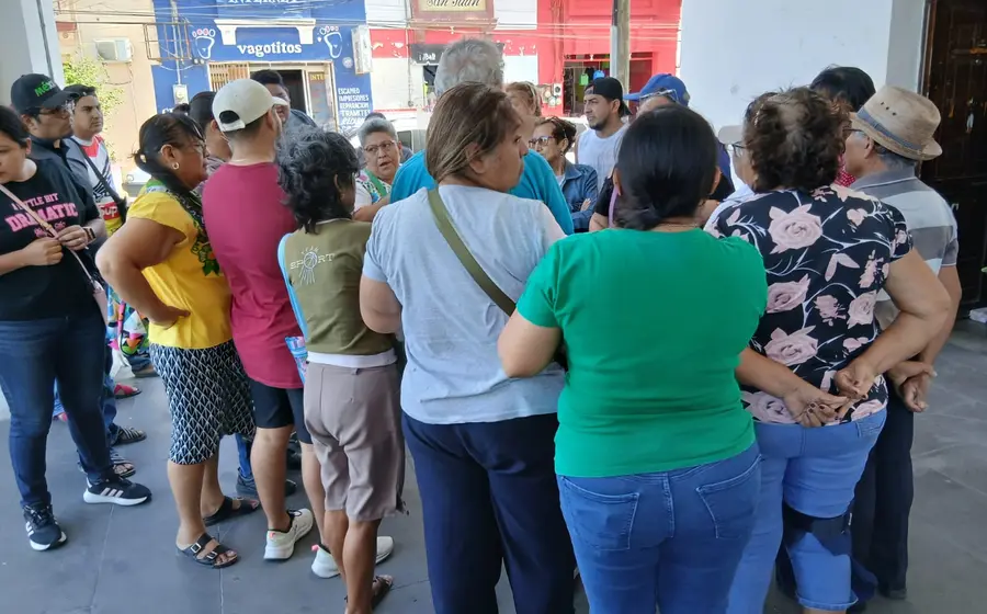 Habitantes del barrio Laborio en Tehuantepec se manifiestan para exigir una solución a la autoridad municipal por la inconformidad que generan los motocarros.
