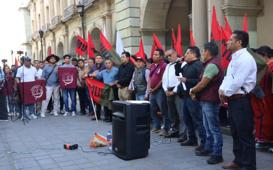 Integrantes del MULT protestan afuera del Palacio de Gobierno para exigir la liberación del munícipe de Constancia del Rosario.