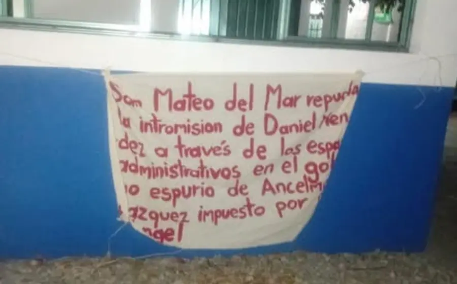 Grupo de ciudadanos durante una protesta en San Mateo del Mar para manifestarse ante el riesgo de ingobernabilidad en el municipio.