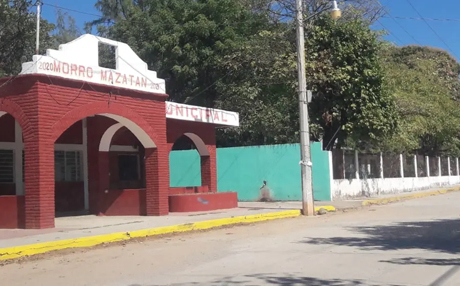 Simpatizantes de bandos opuestos se enfrentan durante un connato de violencia en la protesta de la agencia municipal de Morro Mazatán.