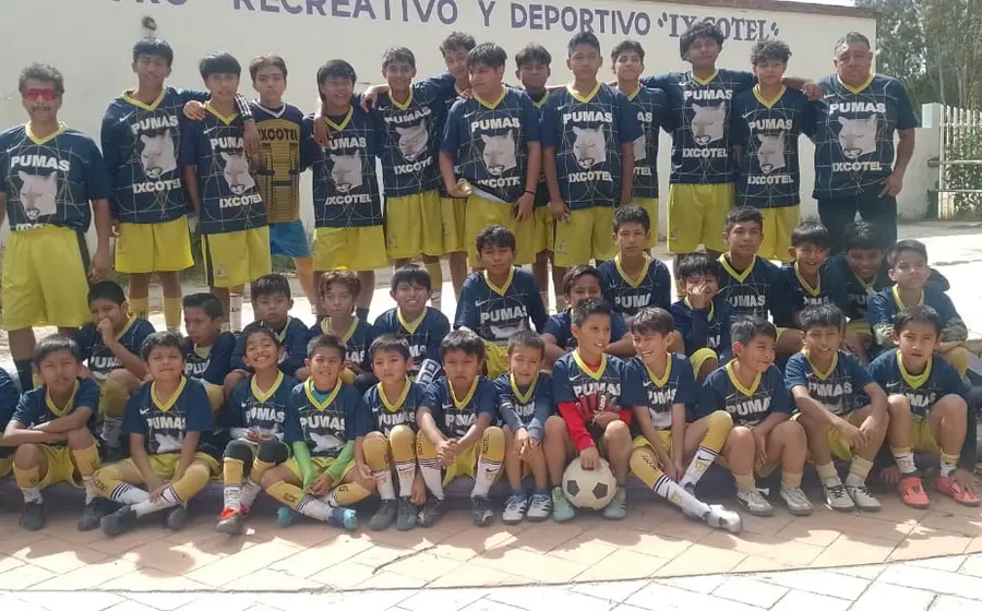 Los jugadores del equipo de Pumas de la UNAM presentan su nuevo uniforme, la 'nueva piel' con la que enfrentarán la próxima temporada.