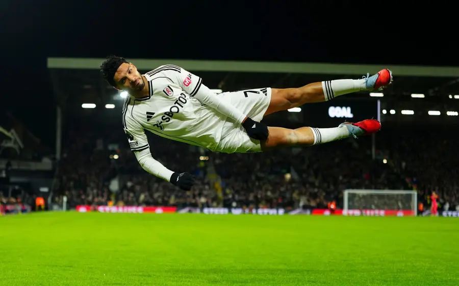 El delantero mexicano Raúl Jiménez celebra efusivamente un gol durante el partido que le dio el triunfo a su equipo, el Fulham.