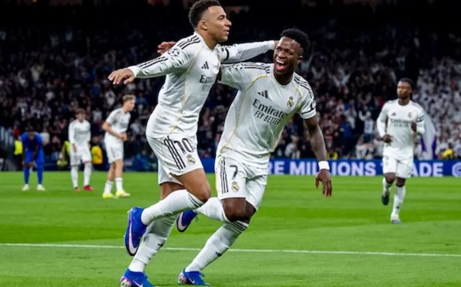 Los jugadores del Real Madrid celebran en el campo, una imagen que representa el fin de su mala racha y su regreso a la victoria.