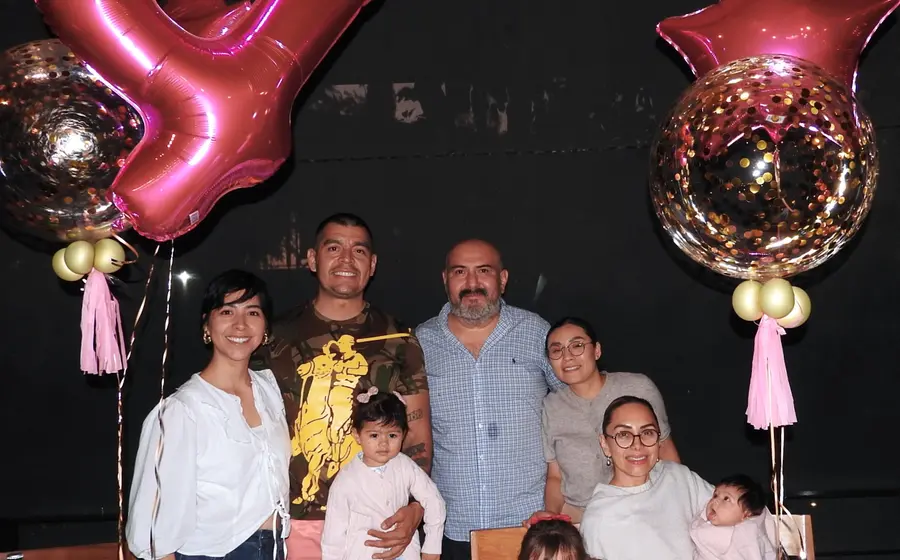 La pequeña Rebeca Acevedo Gómez celebra su cuarto cumpleaños, posando felizmente para una foto rodeada del amor de su familia.