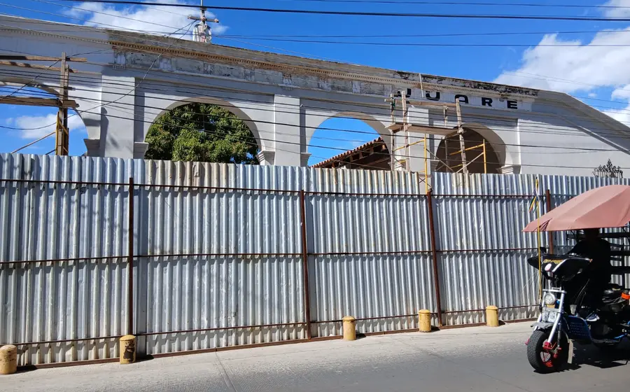La institución educativa ubicada en el centro histórico de Tehuantepec, cuya reconstrucción presenta retrasos por parte del INAH e INIFED.