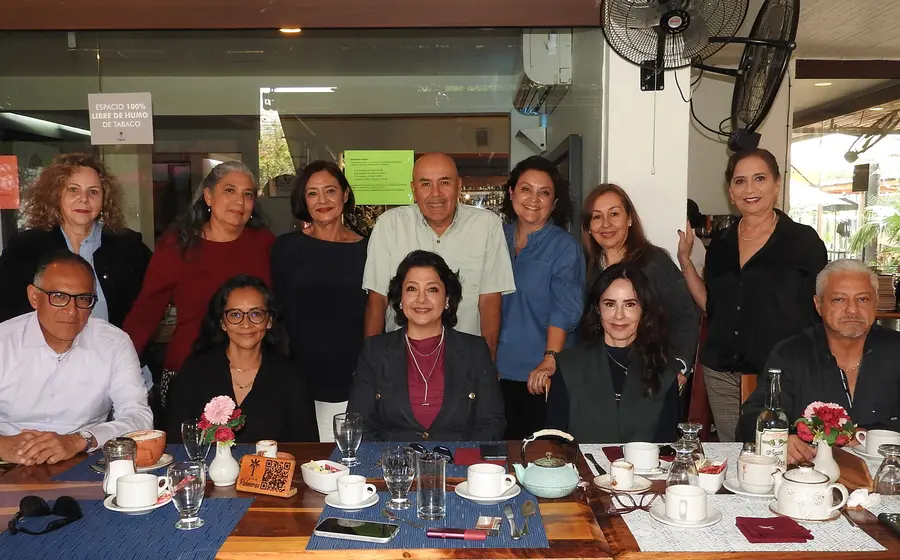 Un grupo de ex-compañeros de preparatoria del Instituto Carlos Gracida posan juntos durante su emotivo reencuentro para celebrar el año nuevo.