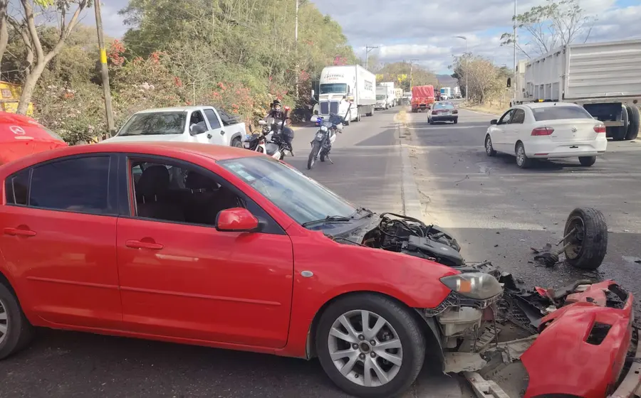 Un automóvil dañado representando el mayor costo que tendrán las aseguradoras para atender siniestros vehiculares debido a la nueva reforma fiscal.