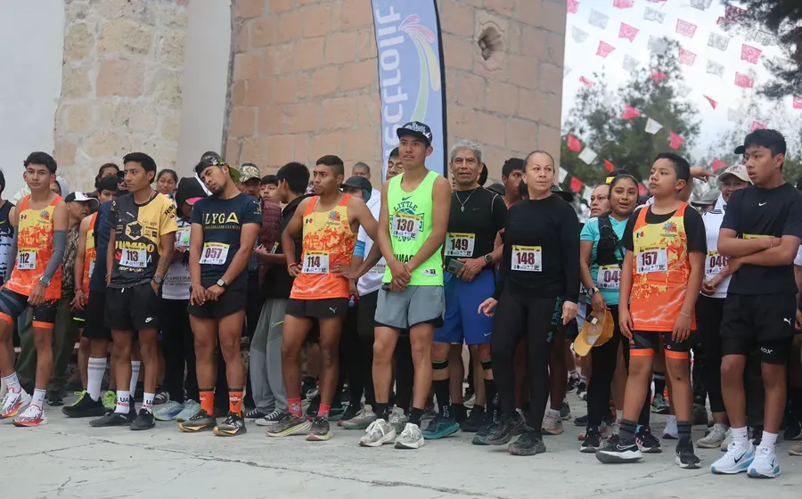 Atletas en la línea de salida de la segunda edición de la Carrera Atlética del Señor de Esquipulas en Sayultepec, con Reinaldo Pacheco participando.