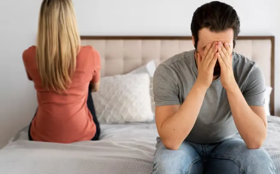 Una pareja dándose la espalda, imagen que representa una relación tormentosa y el triste final causado por una serie de decisiones equivocadas.