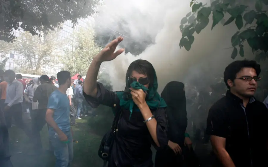 Imagen de los desórdenes en Irán, donde la represión gubernamental ha causado la muerte de 200 personas, según reportan activistas.
