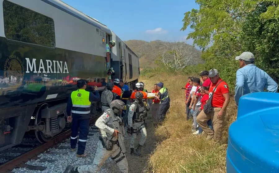 Elementos de seguridad resguardan la zona del accidente ferroviario en Chivela, donde se busca recuperar equipo de rescate que fue extraviado.