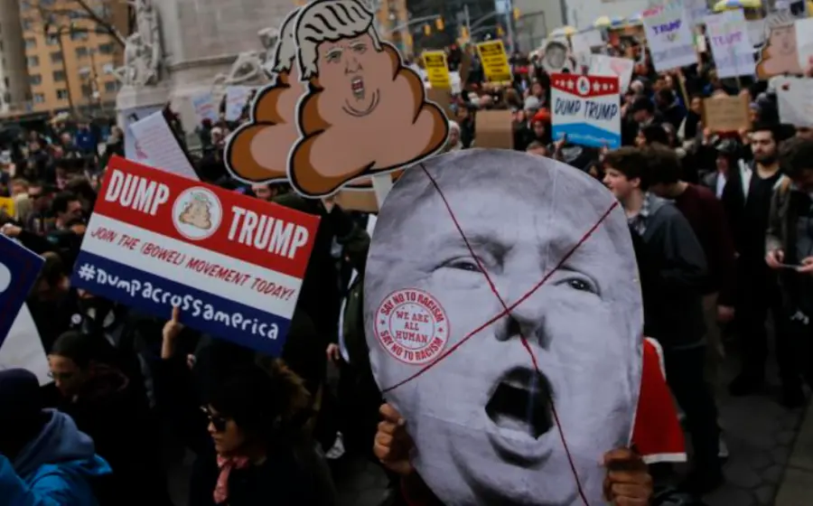 Una multitud de personas se manifiesta en una de las más de 10 mil protestas que marcaron el rechazo al primer año de gobierno de Trump.
