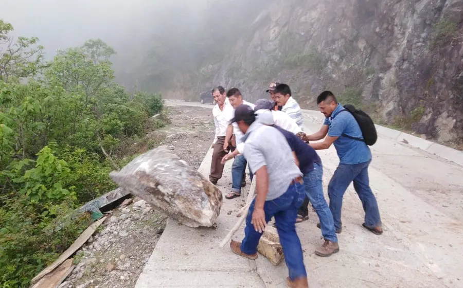 Piedras son retiradas de un camino artesanal en Tenango para despejar el paso vehicular, evidenciando el estado crítico de la vialidad.