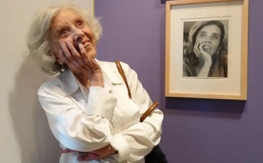 Un retrato de la escritora y periodista mexicana Elena Poniatowska, en el contexto de su artículo 'Una mamá con dos niñas'.