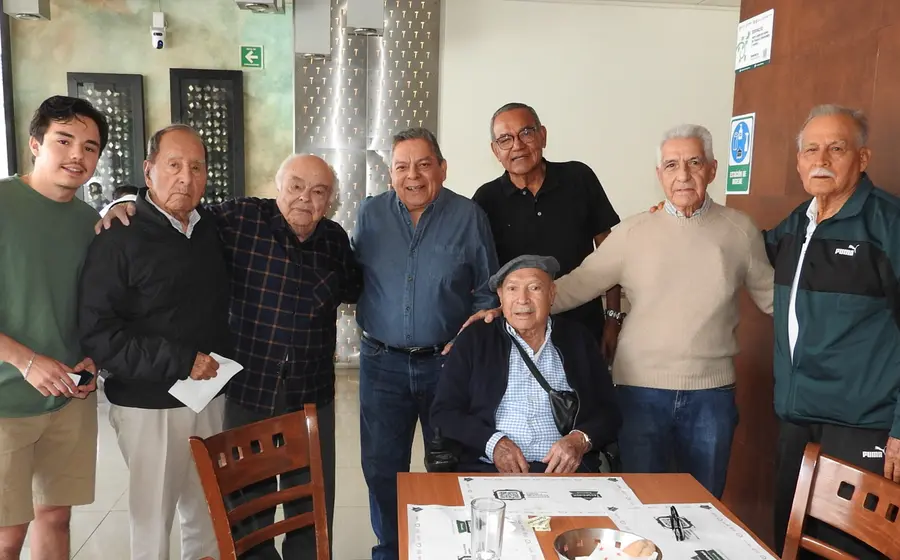 Sergio Padilla Guzmán, Herman Méndez Guzmán y amigos posan para una foto de sociales mientras disfrutan de los mejores lugares de la ciudad de Oaxaca.