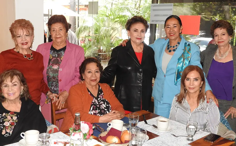 Un grupo de amigas, incluyendo a Leonor Ballesteros de Hurtado y Anita de Martínez Gracida, posan sonrientes durante una agradable convivencia social.