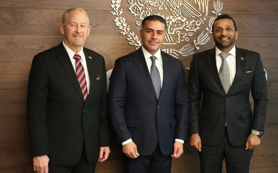 Funcionarios de la SSPC y la FGR de México durante una reunión de trabajo con representantes del FBI para discutir temas de seguridad.