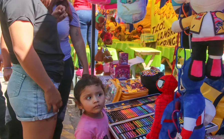 Figuras de los Reyes Magos en un aparador de tienda, simbolizando el reto económico y el aumento de precios de los juguetes este año.