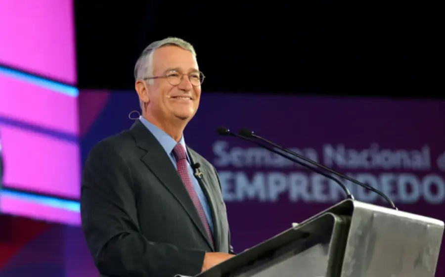 Retrato del empresario Ricardo Salinas Pliego, presidente de Grupo Salinas, quien se presenta en la esfera pública como un perseguido político.
