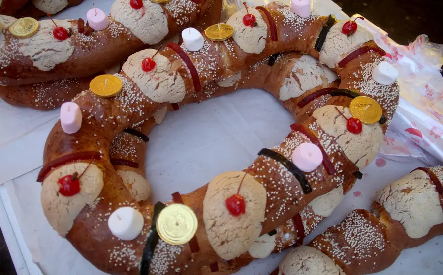 Una deliciosa Rosca de Reyes, pan dulce tradicional hecho por manos oaxaqueñas, como parte de una costumbre que resiste el paso del tiempo.