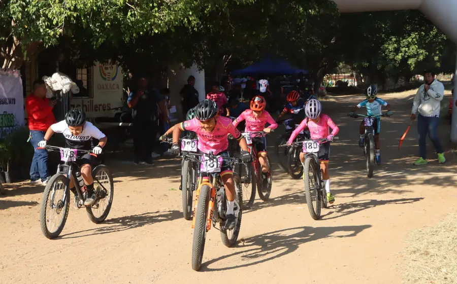 Un grupo de niños ciclistas en la línea de salida durante la carrera de MTB infantil para la categoría de 9 a 10 años.