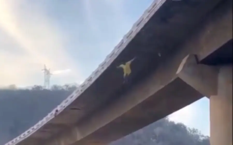 Una persona realiza un peligroso salto desde el puente del río Copalita, una tendencia de turismo extremo que advierten podría terminar en tragedia.