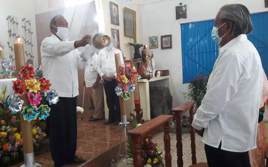 Ceremonia de salutación a los nuevos xua’nas, autoridades principales de la comunidad, en el municipio de Santo Domingo Tehuantepec, Oaxaca.