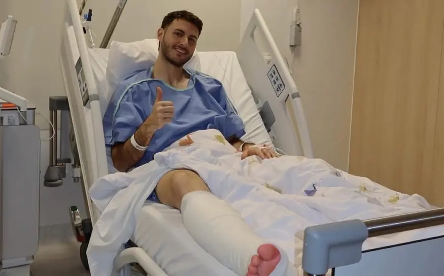 Una fotografía del futbolista Santiago Giménez, quien es noticia por haber sido intervenido quirúrgicamente de manera reciente.