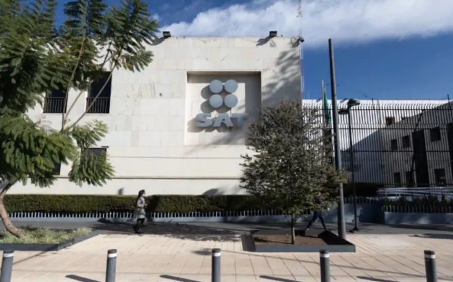 Gráfica informativa sobre la estrategia del SAT contra las factureras, mostrando la proyección de recaudación de 5.8 billones de pesos para 2026.