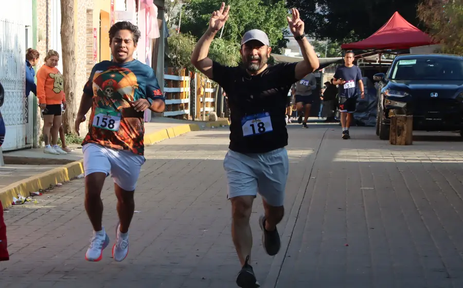 Atletas compiten durante la segunda carrera atlética en Esquipulas, un evento con gran participación que tuvo como ganadores a Luisa Peña y Andrei Hernández.