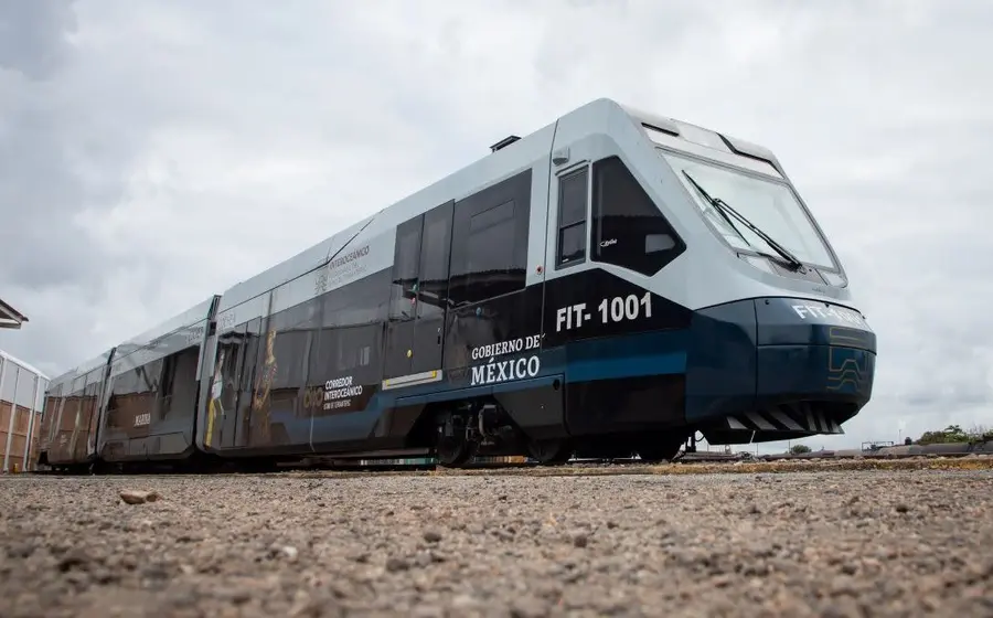 El Tren Interoceánico en una de sus rutas, donde la Semar garantiza la vigilancia y seguro para proteger a todos los pasajeros.