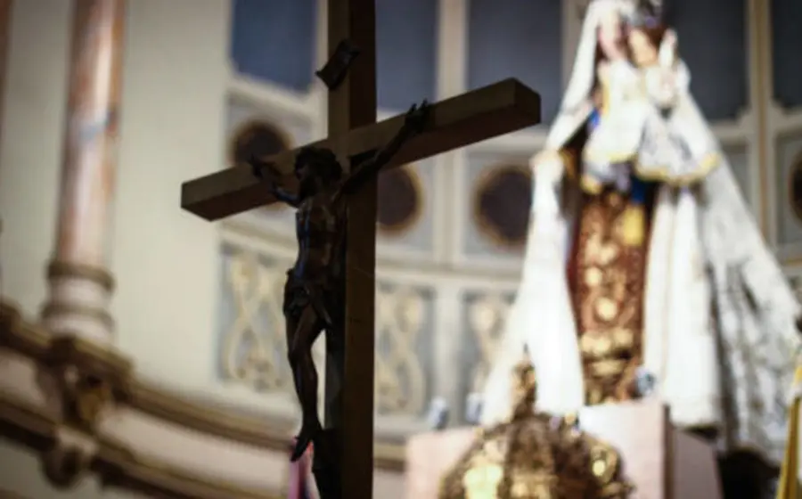 Una imagen de una iglesia que ilustra el ambiente para compartir sencillos puntos homiléticos, como se describe en el artículo sobre predicación.