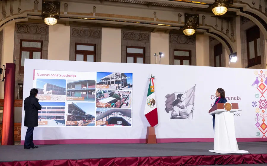 Claudia Sheinbaum anuncia la ampliación de la matrícula en bachillerato, detallando el Plan Integral del Sistema Nacional que contempla nuevos planes de estudio.