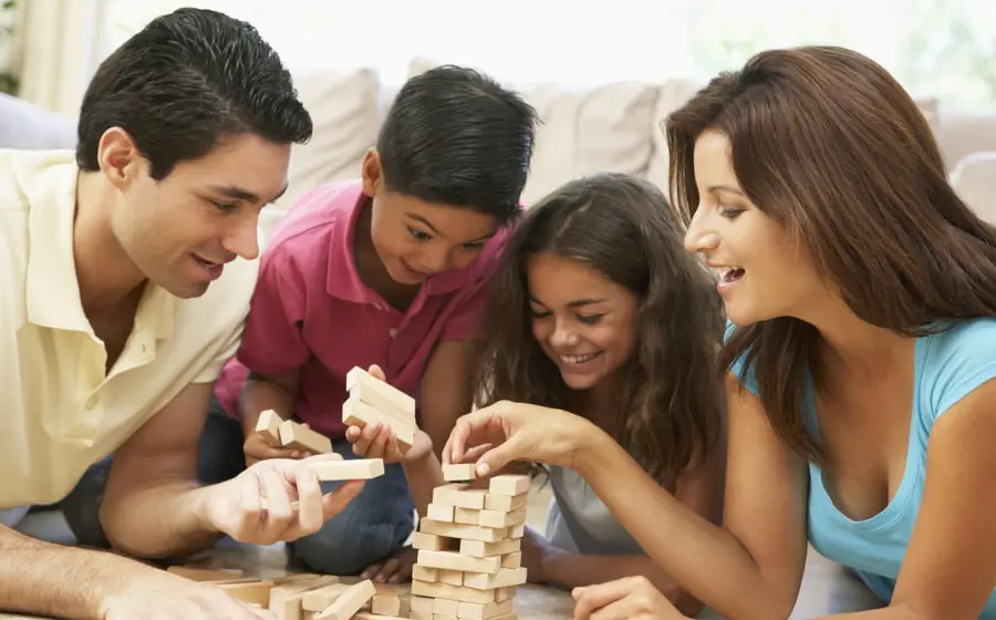 Una familia comparte un momento de convivencia y diálogo, ilustrando la importancia de dedicar tiempo de calidad entre padres e hijos.