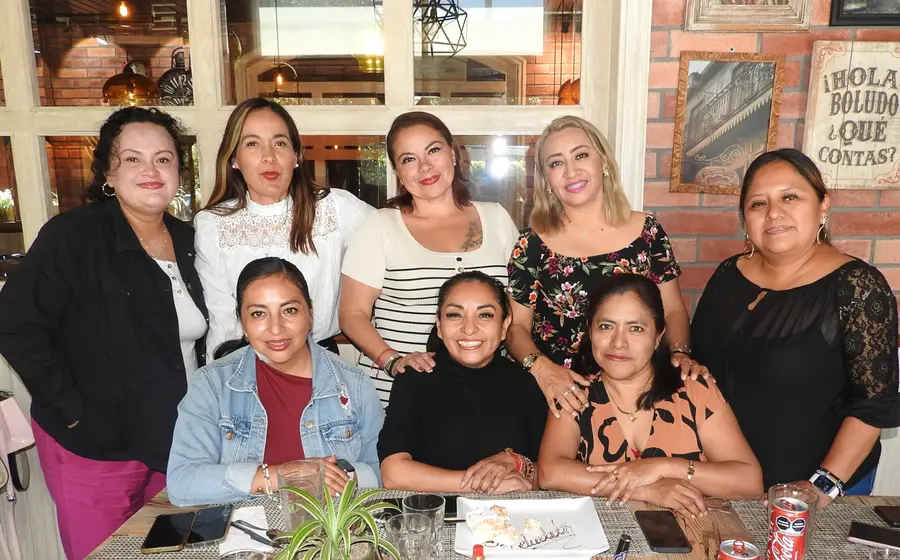 Sofía Valdivia, sentada al centro, festeja su cumpleaños disfrutando un café en la compañía de su grupo de amigos y seres queridos.