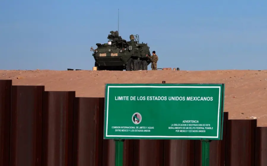 Soldados de Estados Unidos a bordo de tanquetas militares patrullan la zona fronteriza entre Ciudad Juárez, Chihuahua, y Santa Teresa, Nuevo México.