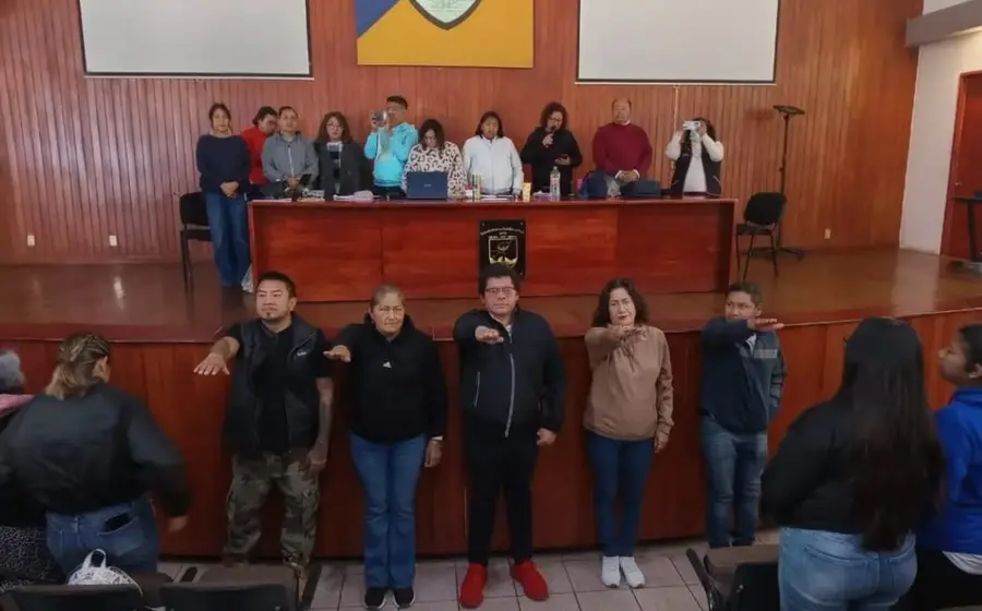 Miembros del sindicato STEUABJO reunidos en asamblea para designar a su comité de huelga, ante el posible paro de labores en febrero.