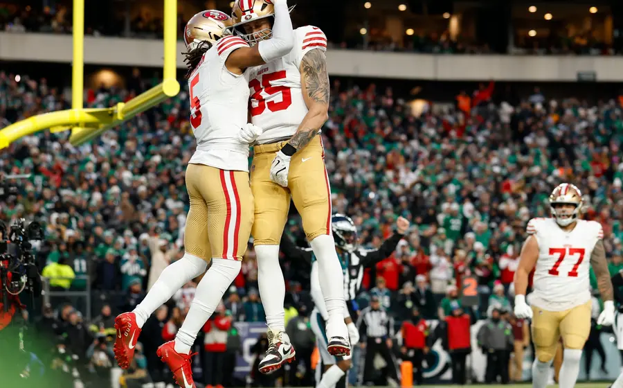Los 49ers de San Francisco celebran su reñida victoria tras eliminar al equipo campeón, Filadelfia, en un emocionante partido de futbol americano.