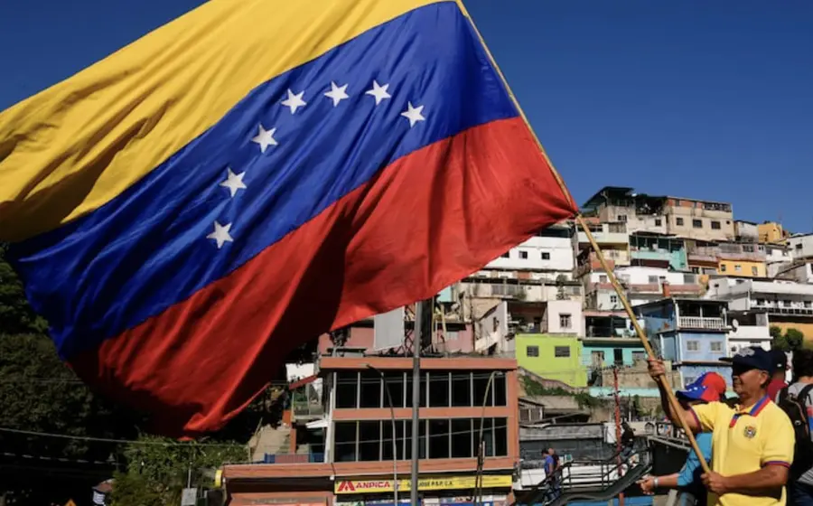 Imagen conceptual que ilustra el rumor sobre un supuesto bombardeo de Estados Unidos a la ciudad de Caracas, Venezuela, al amanecer.