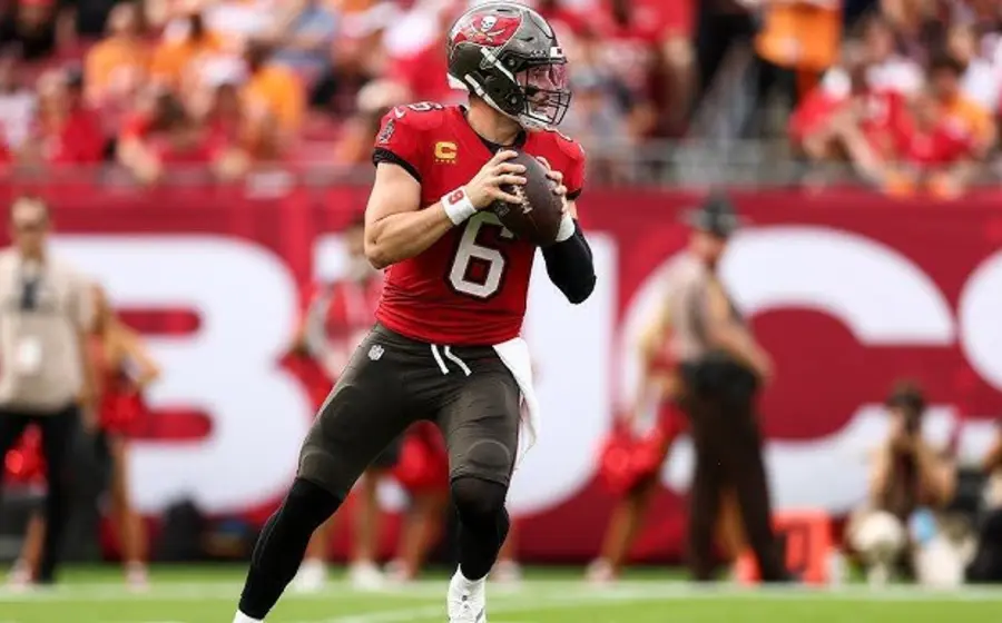 Los Bucaneros de Tampa Bay mantienen vivas sus esperanzas en la NFL, luchando por un lugar en los playoffs durante un partido crucial.