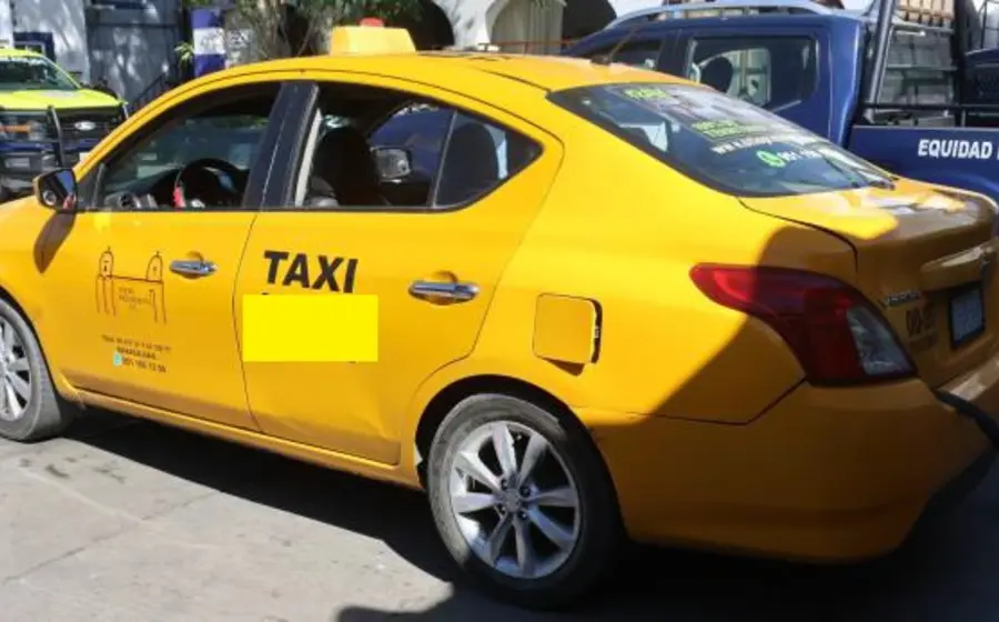 El taxi del sitio Presidentes, ubicado en el centro de la ciudad, que fue recuperado por las autoridades después de un robo con violencia.