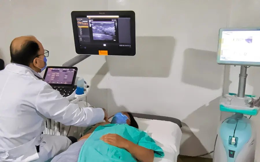 Equipo de alta tecnología del IMSS para realizar biopsias mamarias y detectar tumores no palpables o de difícil acceso en un entorno clínico.
