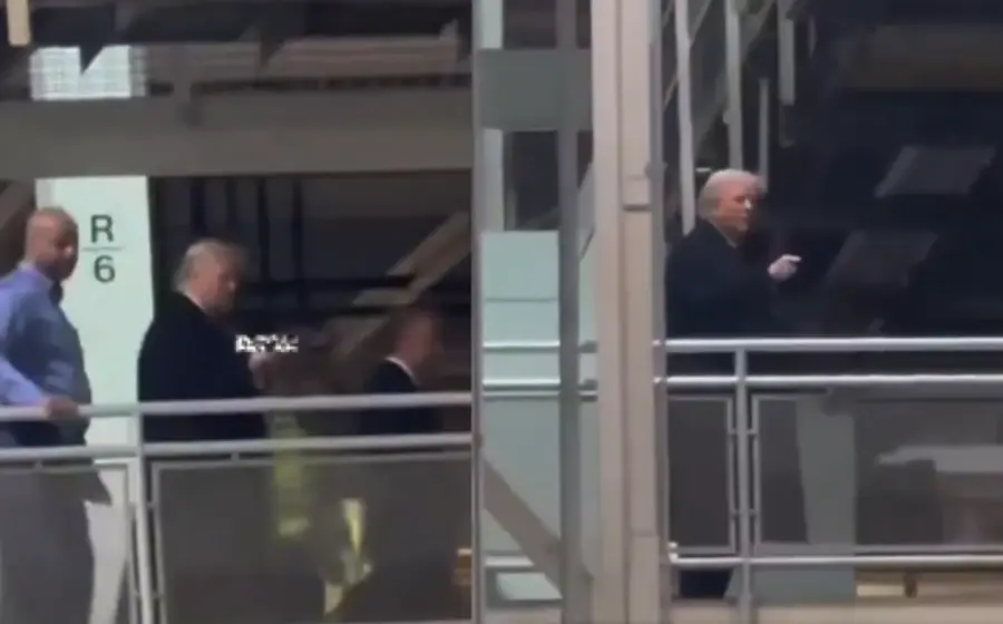 TJ Sabula, miembro del sindicato United Auto Workers (UAW), es captado gritándole a Donald Trump durante un evento público.
