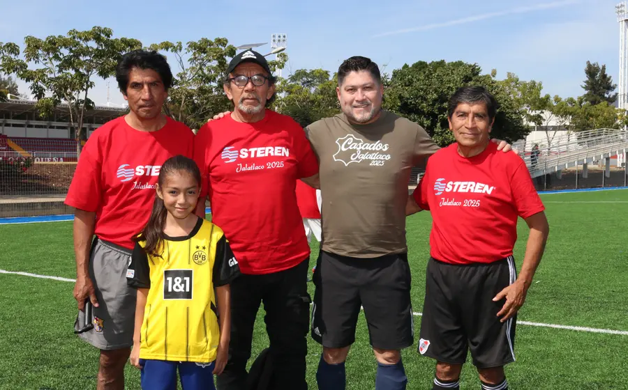 Participantes del tradicional Torneo de Año Nuevo 2026 posan para una foto, manteniendo viva la costumbre de este evento deportivo anual.
