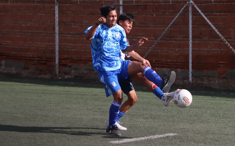 Jugadores compiten en un partido de futbol 7 durante el Torneo de los Barrios que se celebrará el próximo fin de semana en Cuilápam.