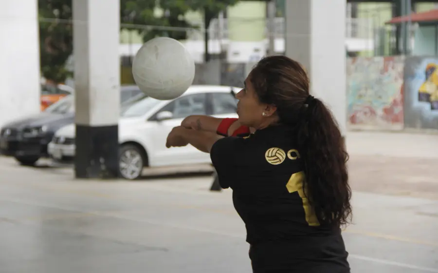 Jugadores en acción durante un partido de voleibol mixto, representativo del torneo relámpago que se celebrará en Santa Cruz Itundujia.