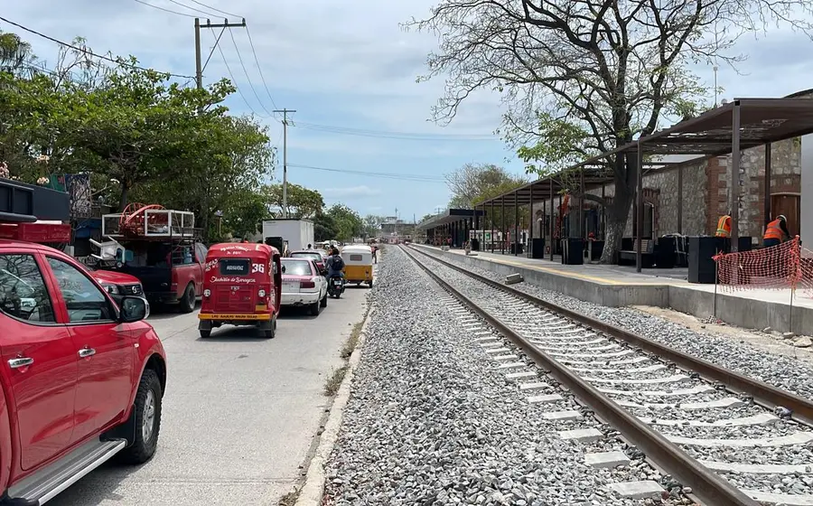Vías del tren recién instaladas donde concluyeron los trabajos de la Línea K del Tren Interoceánico, obra que enfrenta denuncias por exclusión indígena.